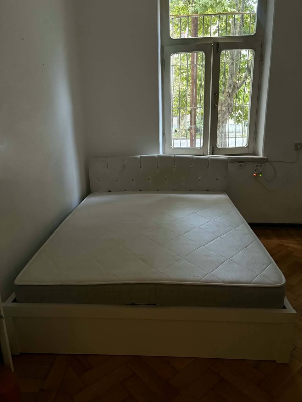 İki kişilik yatak. Ortopedik matraslı. Konumda