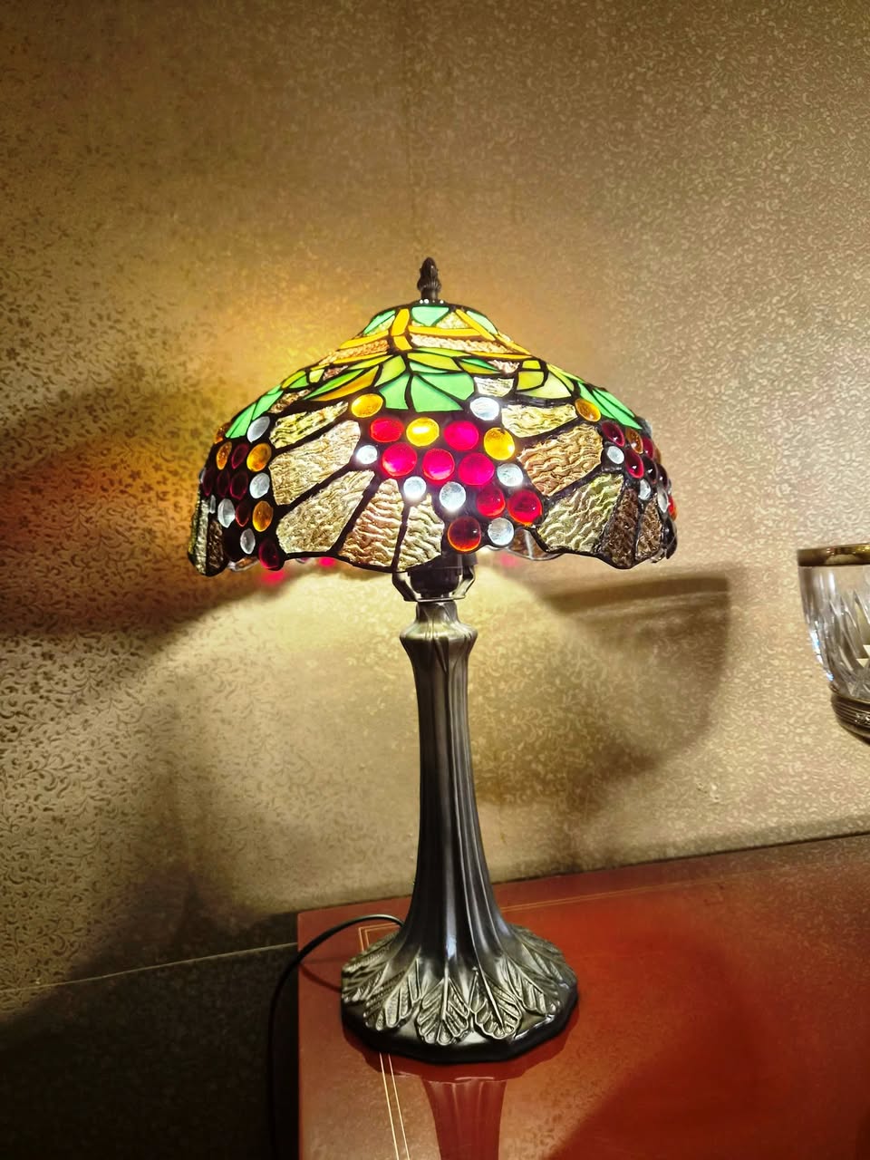 Satılık bir avize. Yükseklik 50 cm. Abajurun