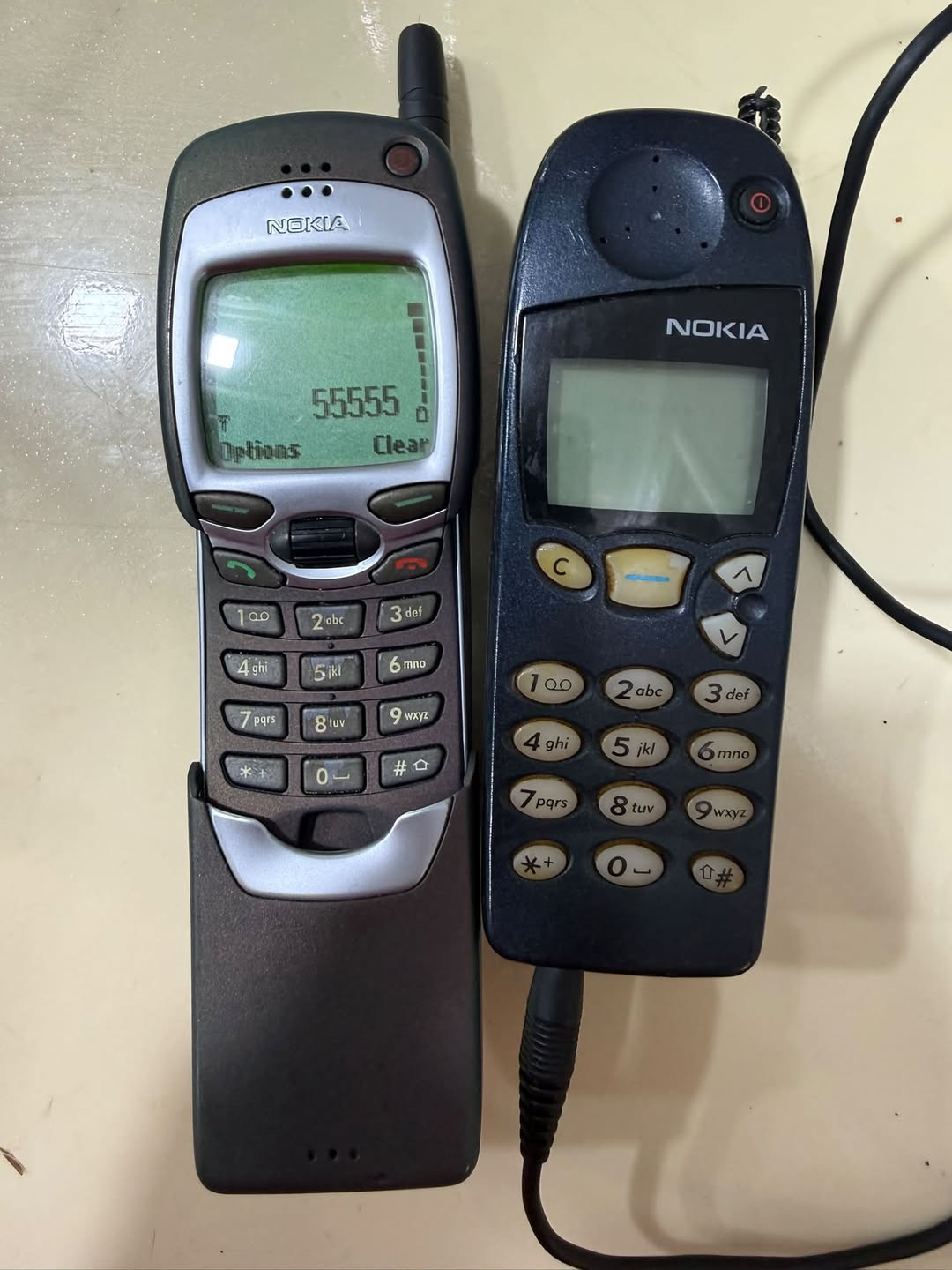Eski Nokia cep telefonları, iki adet