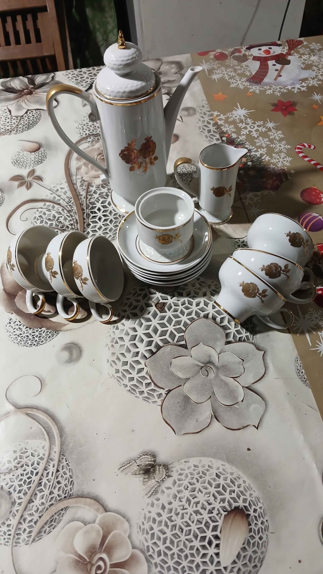 ფაიფურის ყავის სერვიზი ოქროსფერი ვარდებით