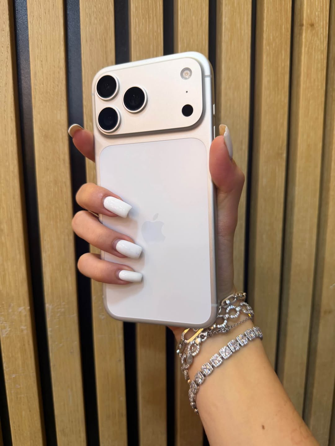 iPhone 17 Pro Max white