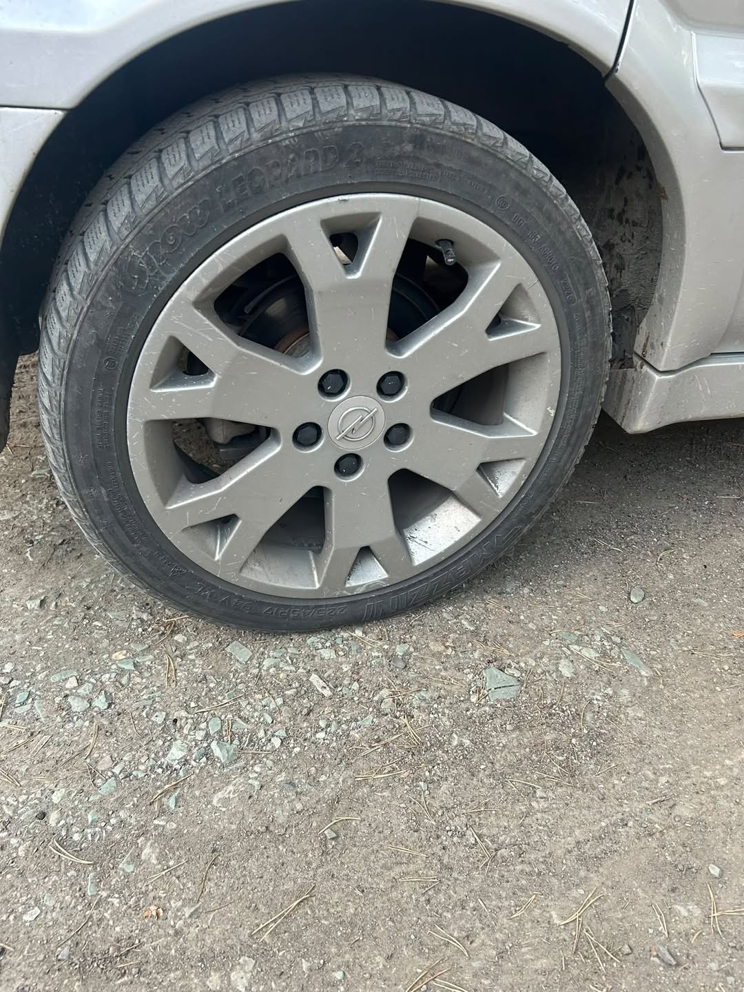 Opel alloy wheel with tyre