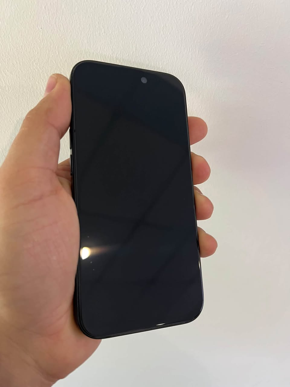 Buy an iPhone 15 with 128GB storage for 165,000 Armenian drams.
