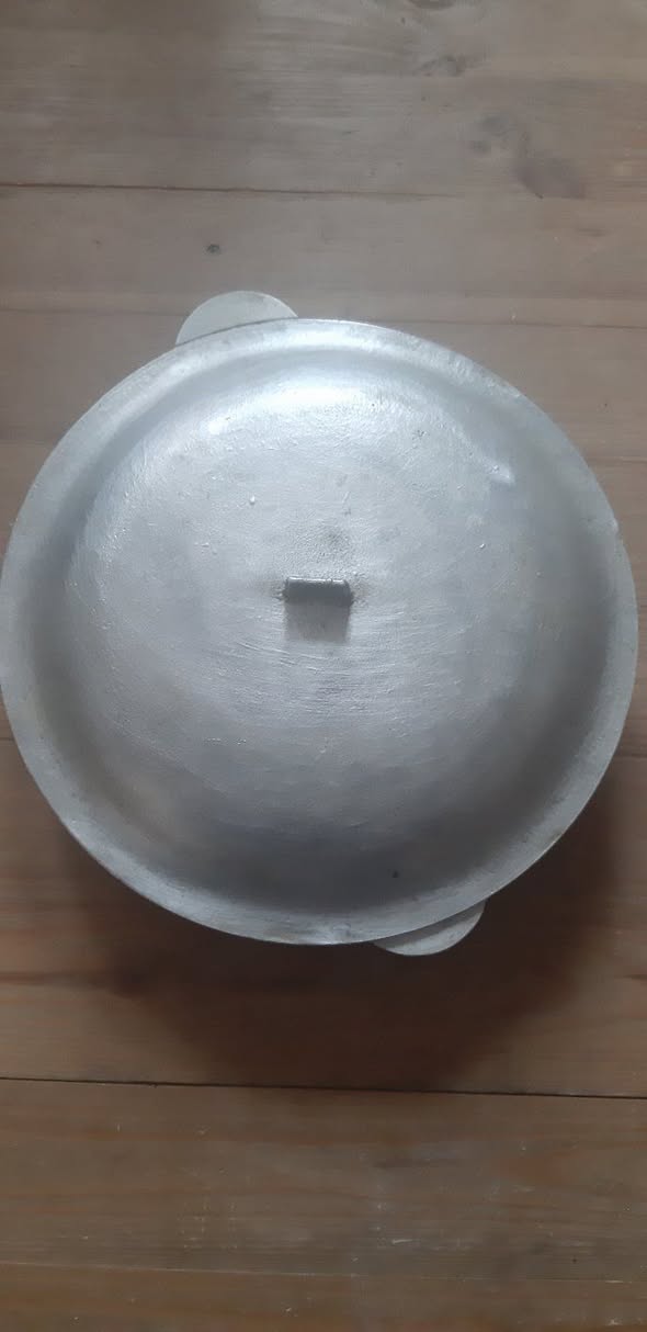 Large aluminium cooking pot