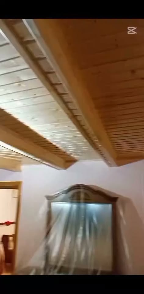 Я монтирую панели на потолке и на стене также