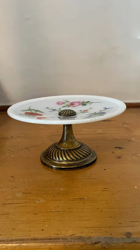 Porcelain cake stand with brass base