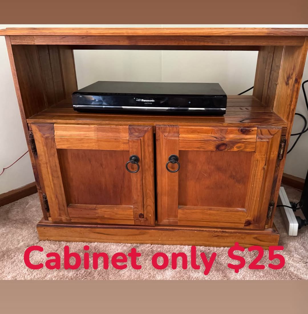 İki kapaklı ahşap TV dolabı