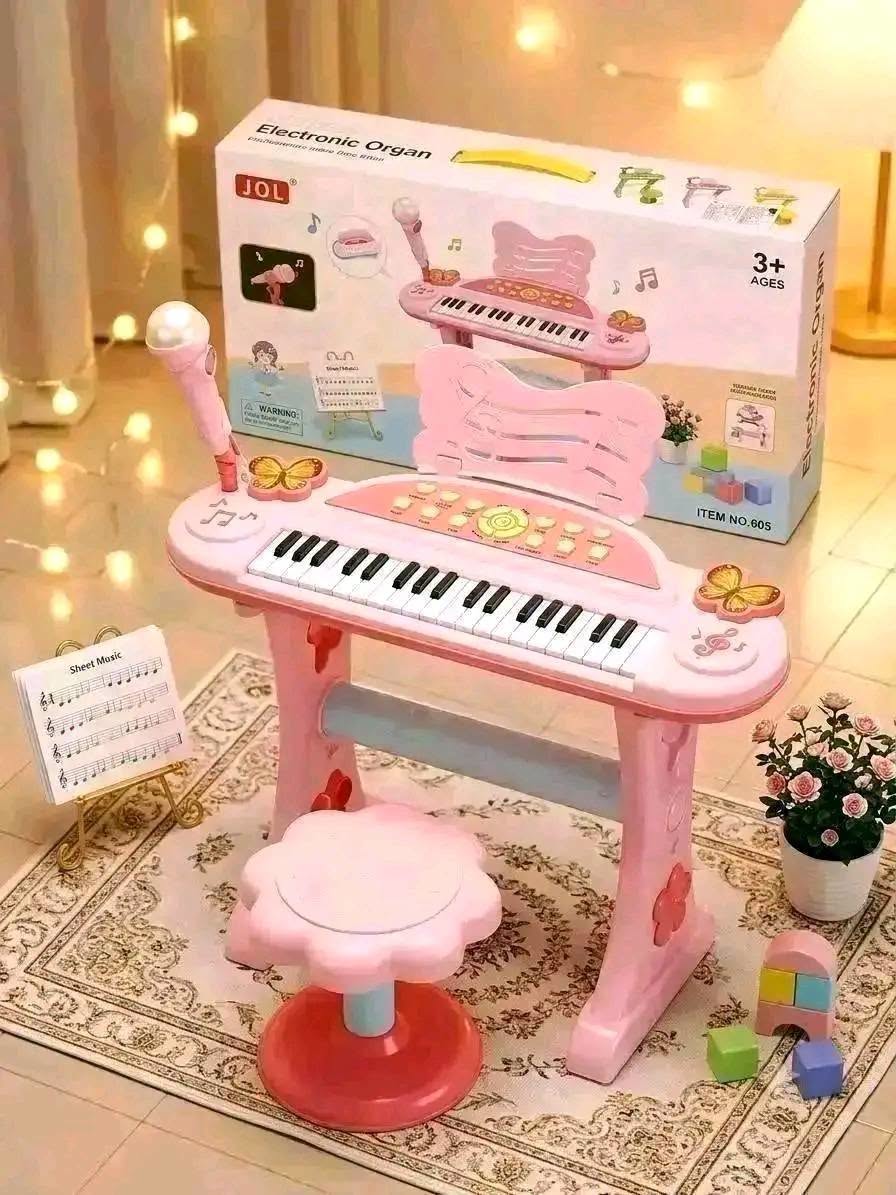 Aksiya çoxfunksiyalı pianoçalarda. Daxilində stol, mikrofon və zərbələr var.