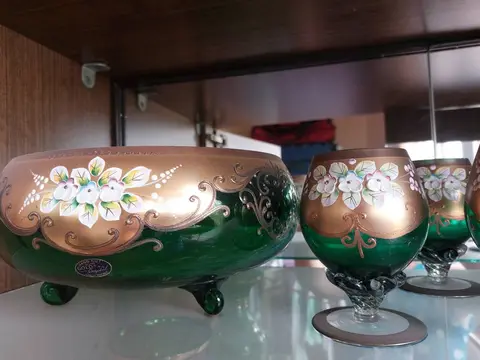 Yaşıl kristal meyvə qabı, qızıl naxış