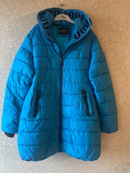 Mavi kapüşonlu puffer ceket, uzun kesim