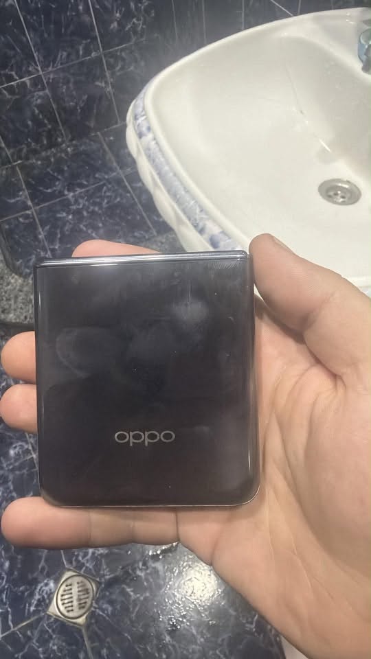 Oppo N3 Flip, პატარა ეკრანი დაზიანებული