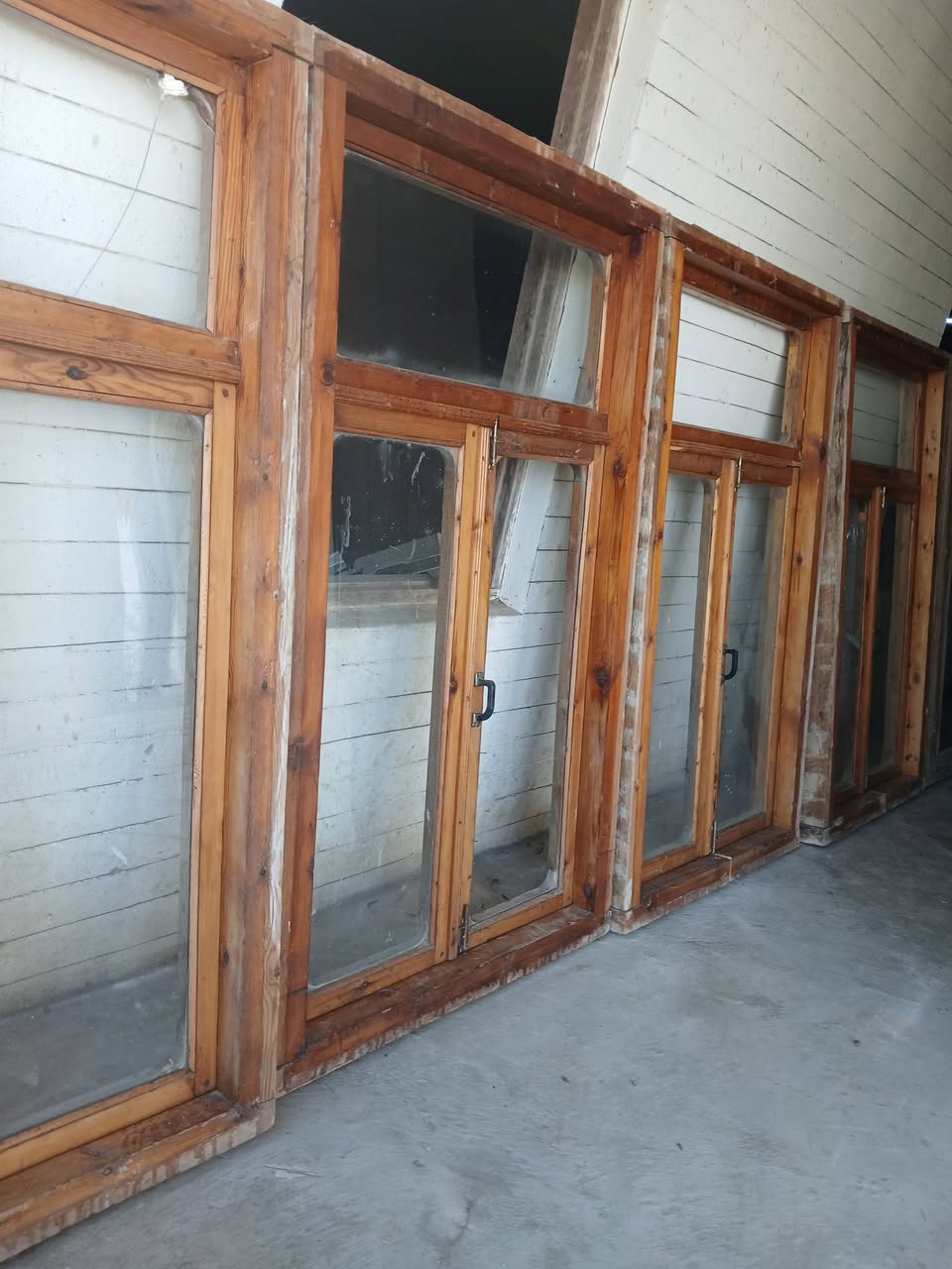 For sale. 3000 lari. 8 doors window