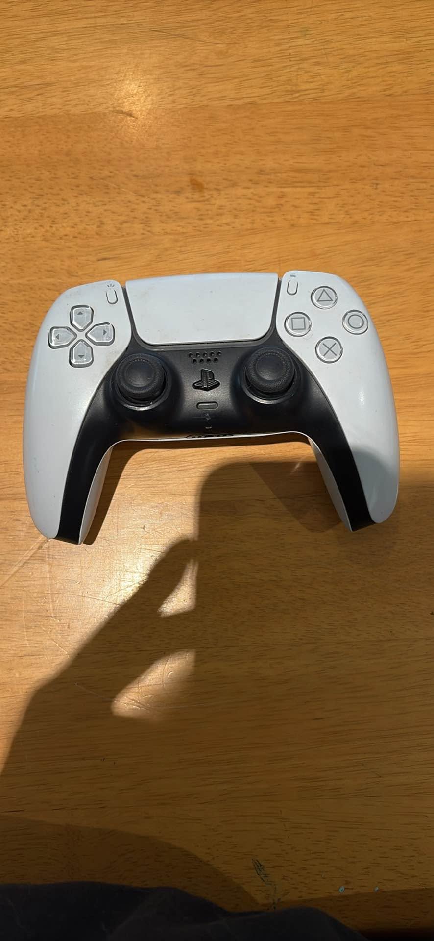 PS5 DualSense controller, right bumper faulty