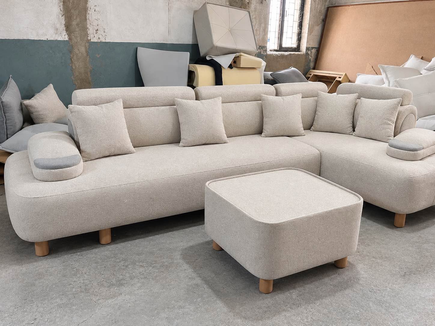 Bej rəngli seksional sofa və ottoman, sifarişə görə hazırlanır