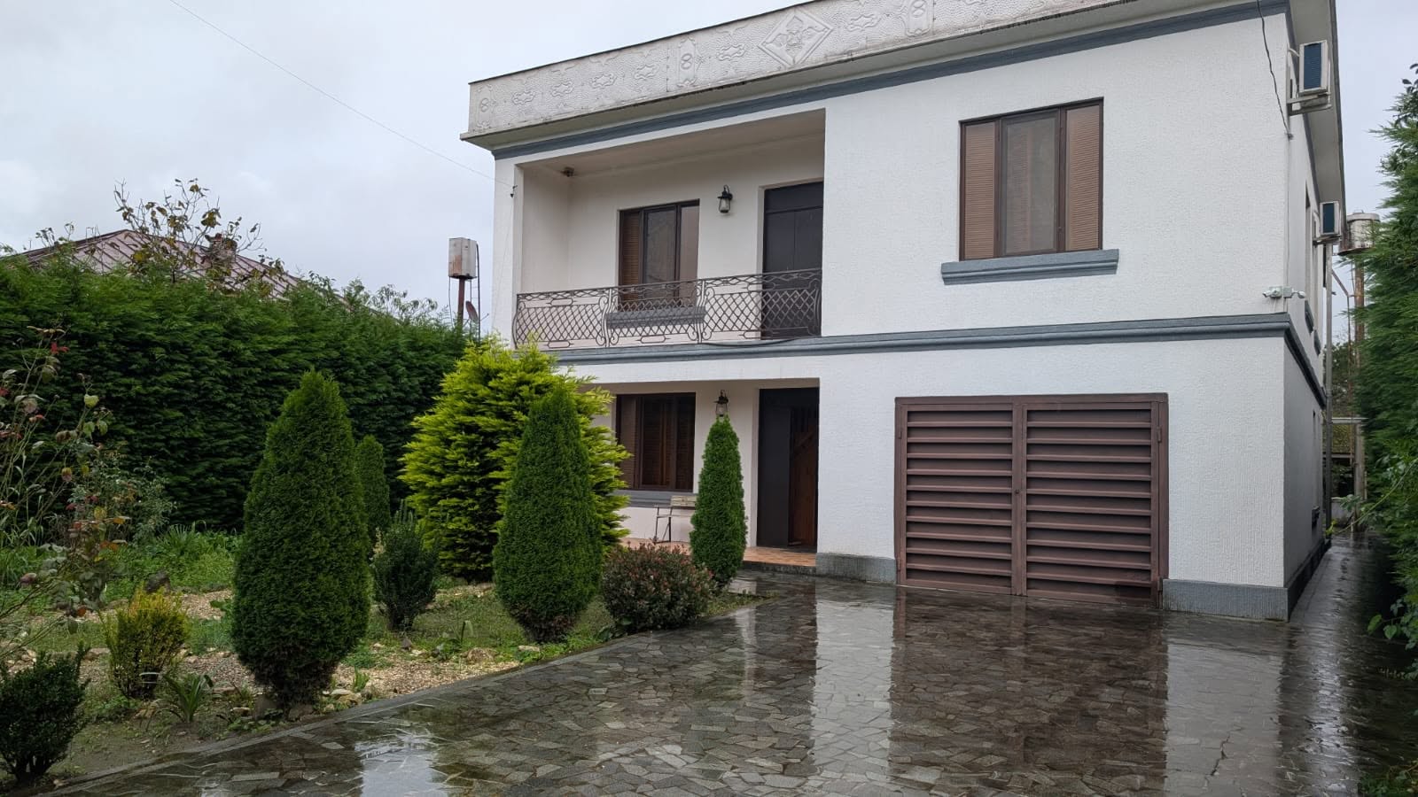 🏡 **Zugdidinin şəhər mərkəzində 2 mərtəbəli,