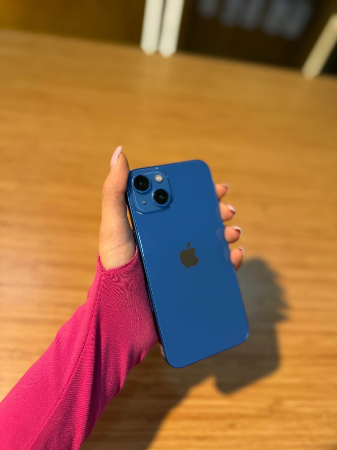iPhone 13 телефон находится в полном