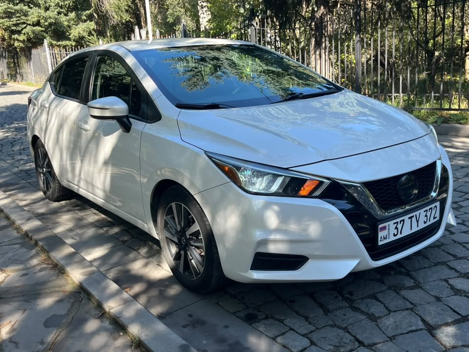 Nissan Versa 2020 Nori'ye benzer şekilde hasarlı