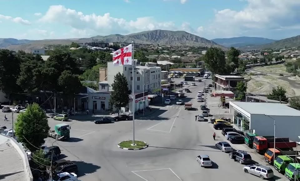 Satılık Sterli Kırlı Çileği masanız için iyidir