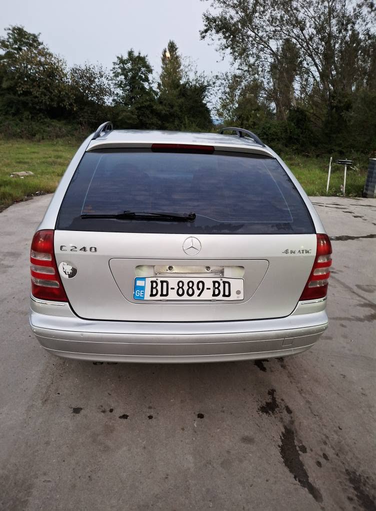 Kutaisi'de... 3600 dolar... 2002 model... Sol direksiyonlu Japon araba... Gram altın da var...