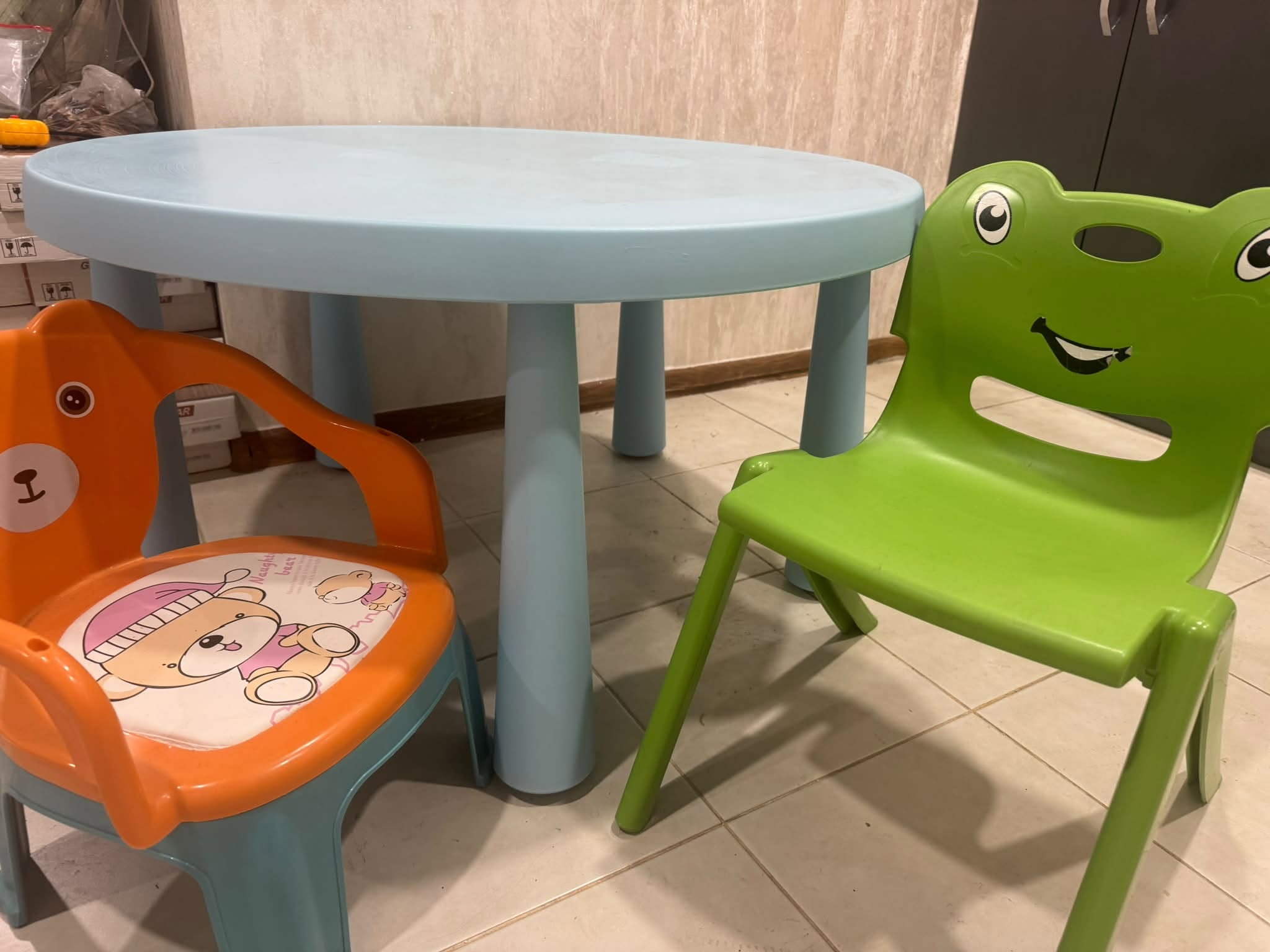 Детский стол и 2 стула