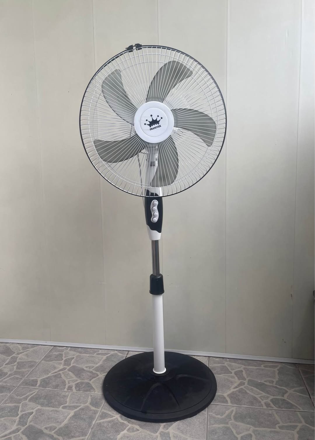 Powerful fan in good condition, near Metro