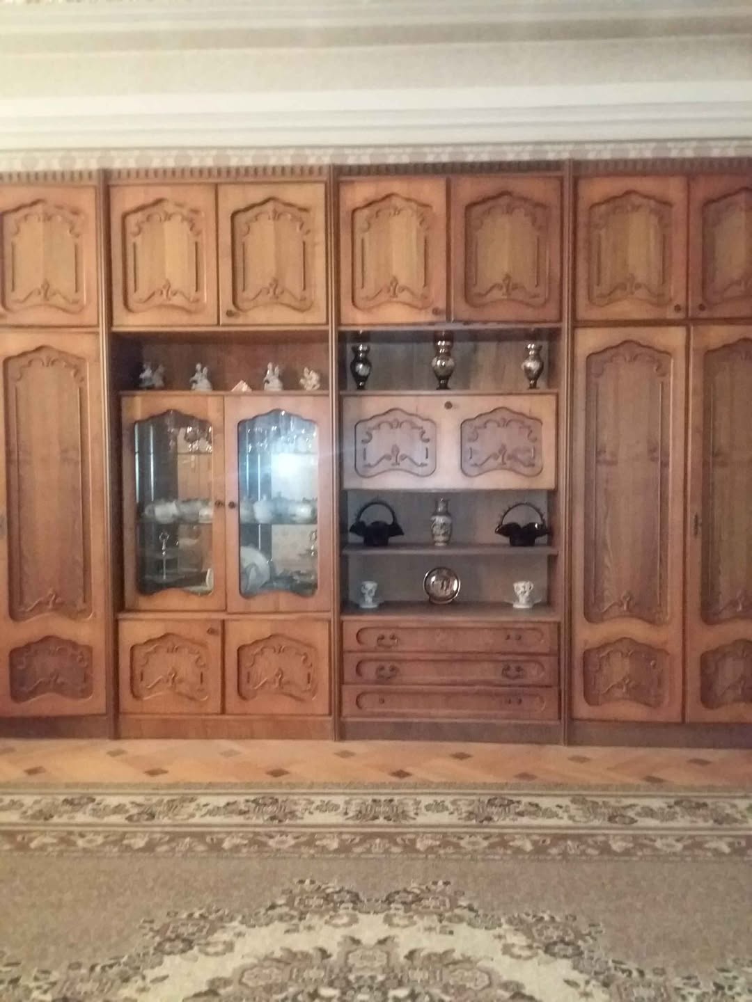 Süslü tel çarmıhlarla gemi modeli