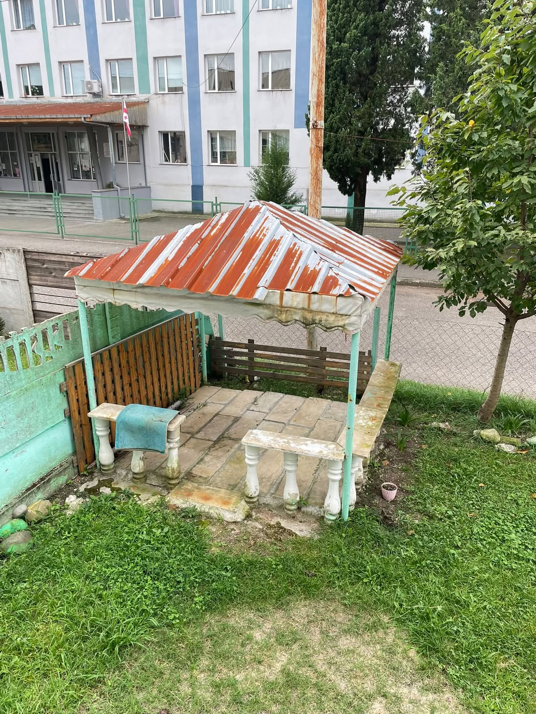 Стол с металлической крышей и стульями