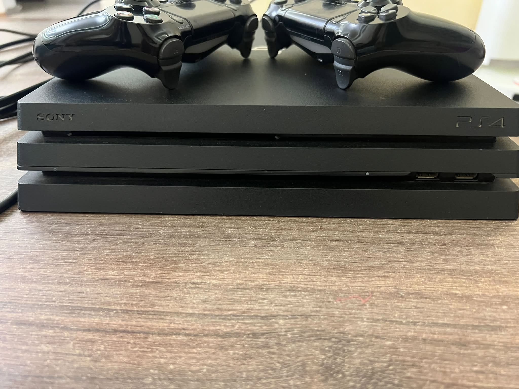 Kullanılmış PlayStation 4 Pro, kontroller ile birlikte