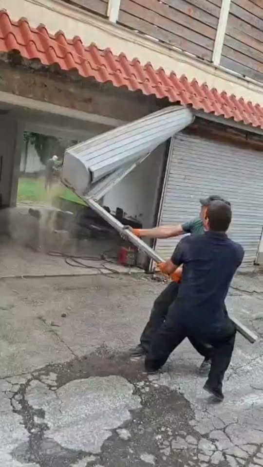 Biz otomatik araba farlarının kapılarını üretiyoruz.