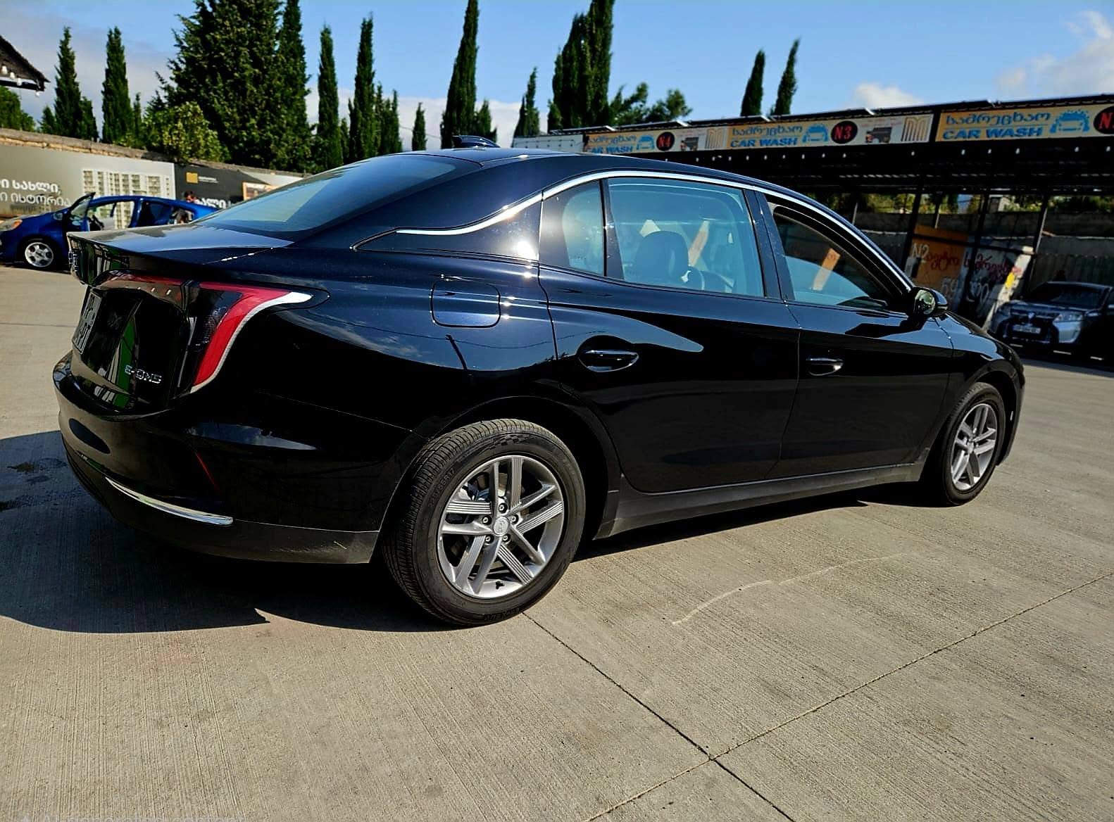 Hongqi E-QM5 2025 — 18,000$